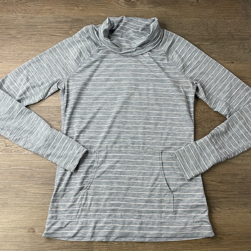 GAP GapFit Women’s Long Sleeve Grey and White Turtleneck Shirt, size small